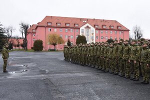 Kolejni absolwenci szkolenia podoficerskiego opuszczają mury OSS SG w Lubaniu