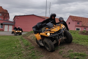 Trening bezpiecznej jazdy pojazdami ATV w różnych warunkach terenowych