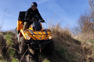 Trening bezpiecznej jazdy pojazdami ATV w różnych warunkach terenowych