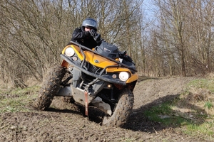 Trening bezpiecznej jazdy pojazdami ATV w różnych warunkach terenowych