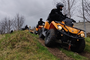 Trening bezpiecznej jazdy pojazdami ATV w różnych warunkach terenowych