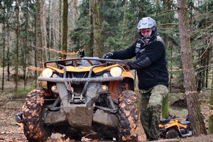 Trening bezpiecznej jazdy pojazdami ATV w różnych warunkach terenowych