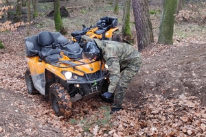 Trening bezpiecznej jazdy pojazdami ATV w różnych warunkach terenowych