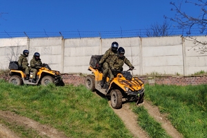 Trening bezpiecznej jazdy pojazdami ATV w różnych warunkach terenowych