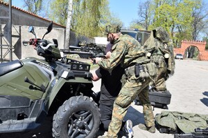 Promocja służby w Straży Granicznej podczas dni otwartych w Wojskowej Szkole Średniej im. Zawiszy Czarnego w Legnicy