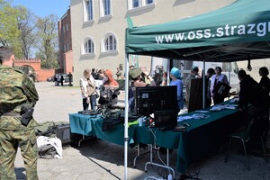 Promocja służby w Straży Granicznej podczas dni otwartych w Wojskowej Szkole Średniej im. Zawiszy Czarnego w Legnicy