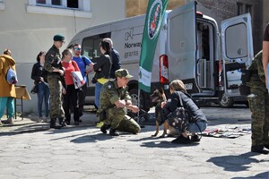 Promocja służby w Straży Granicznej podczas dni otwartych w Wojskowej Szkole Średniej im. Zawiszy Czarnego w Legnicy