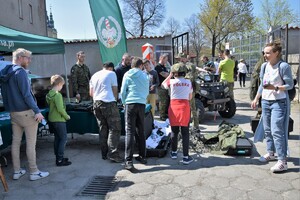 Promocja służby w Straży Granicznej podczas dni otwartych w Wojskowej Szkole Średniej im. Zawiszy Czarnego w Legnicy