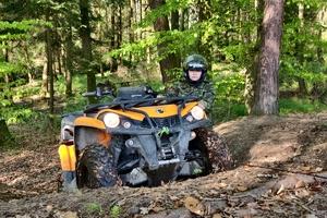 Trening bezpiecznej jazdy pojazdami ATV w różnych warunkach terenowych