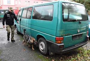 Zakończenie kursu doskonaląco-atestacyjnego przewodników psów specjalnych do wyszukiwania materiałów wybuchowych i broni