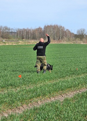 Przewodnicy psów tropiąco-patrolowych oraz psów tropiących szkolili się w OSS SG w Lubaniu