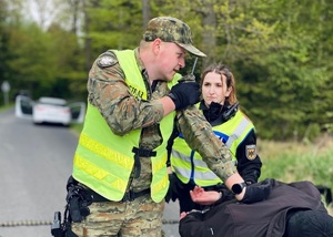 Funkcjonariusze SG oraz policjantka z Policji Federalnej RFN podczas zajęć praktycznych zatrzymują osobę