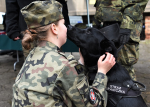 Uczennica klasy wojskowej z psem służbowym SG