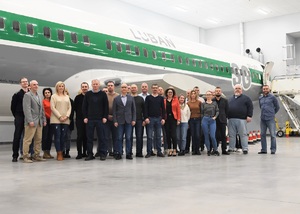 Uczestnicy szkolenia. W tle  kadłub samolotu Boening 737