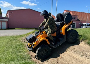 Funkcjonariusz Straży Granicznej na pojeździe ATV w trakcie szkolenia