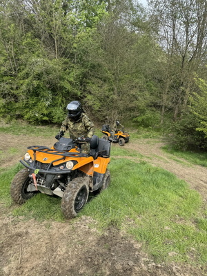 Funkcjonariusz Straży Granicznej na pojeździe ATV w trakcie szkolenia