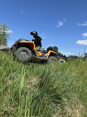 Funkcjonariusz Straży Granicznej na pojeździe ATV w trakcie szkolenia