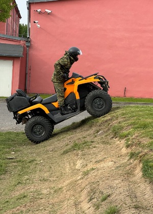 Funkcjonariusz Straży Granicznej na pojeździe ATV w trakcie szkolenia