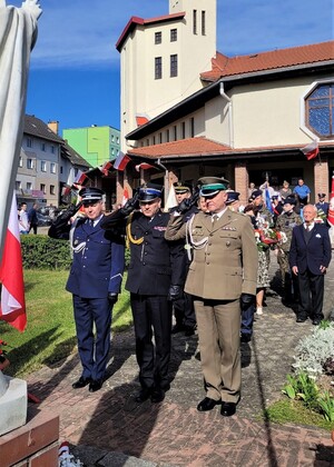 Oddanie honoru przez przedstawicieli służb mundurowych biorących udział w uroczystości.