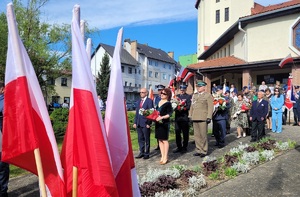 Złożenie kwiatów pod krzyżem przez przedstawicieli służb mundurowych oraz władz samorządowych.