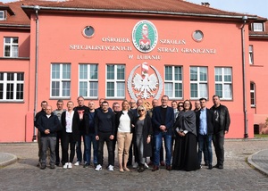 Zdjęcie grupowe uczestników warsztatów. W tle budynek OSS SG w Lubaniu.