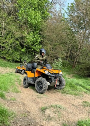 Dwóch funkcjonariuszy Straży Granicznej na pojeździe ATV podczas szkolenia w terenie