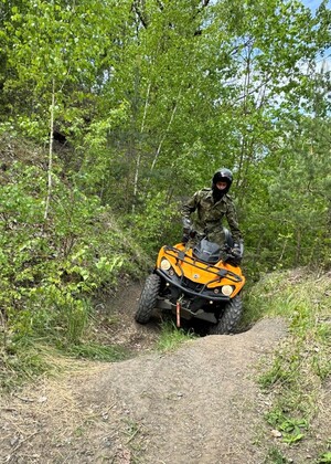 Funkcjonariusz Straży Granicznej na pojeździe ATV podczas szkolenia w terenie