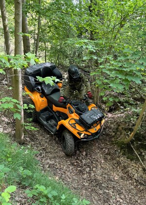 Funkcjonariusz Straży Granicznej na pojeździe ATV podczas szkolenia w terenie