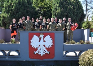 Zdjęcie grupowe uczestników szkolenia na trybunie