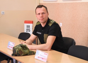 Funkcjonariusz SG w trakcie zajęć w sali wykładowej