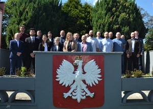 Zdjęcie grupowe uczestników warsztatów na trybunie Ośrodka