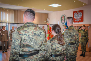Trzech nowo przyjętych funkcjonariuszy SG podczas uroczystości ślubowania w Sali Tradycji