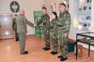 Zastępca Komendanta OSS SG gratulujący nowo przyjętym do służby funkcjonariuszom SG
