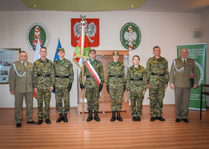 Zdjęcie grupowe nowo przyjętych funkcjonariuszy SG z Komendantami OSS SG w asyście pocztu sztandarowego