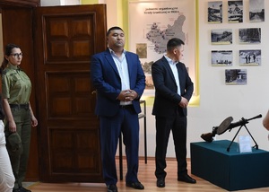 Funkcjonariuszka SG oraz przedstawiciele Republiki Kirgistanu w Sali Tradycji Ośrodka