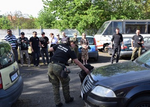 Funkcjonariuszka SG z psem służbowym oraz przedstawiciele OBWE oraz Republiki Kirgistanu w trakcie zajęć na terenie Ośrodka