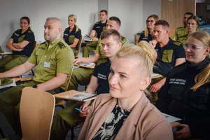 Funkcjonariusze SG w trakcie zajęć w sali wykładowej