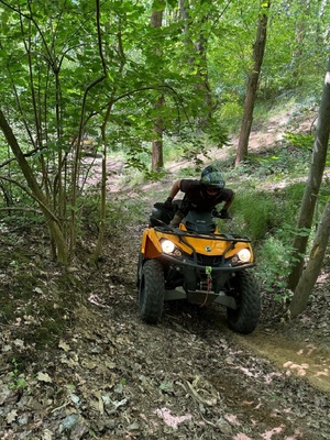 Funkcjonariusz SG na pojeździe ATV w trakcie jazdy w terenie