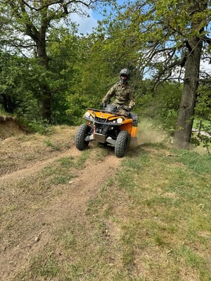 Funkcjonariusz SG na pojeździe ATV w trakcie jazdy w terenie