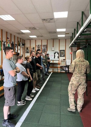 Studenci UW oraz funkcjonariuszka SG w trakcie zajęć na strzelnicy Ośrodka