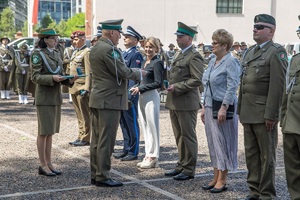 Funkcjonariusze SG i pracownicy w trakcie odznaczania przez Komendanta Nadwiślańskiego Oddziału Straży Granicznej