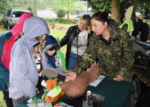 Funkcjonariuszka SG oraz dzieci przy stoisku promocyjnym SG