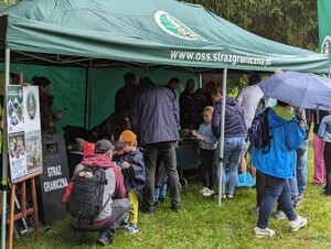 Uczestnicy Dnia Dziecka przy stoisku promocyjnym SG