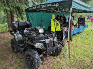 Pojazd służbowy SG. W tle stoisko promocyjne