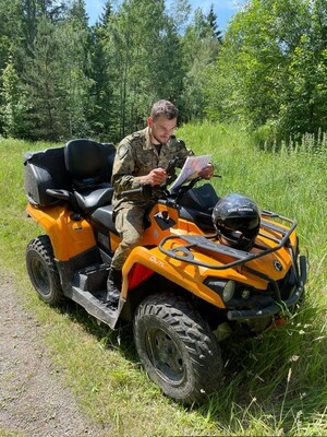 Funkcjonariusz na pojeździe ATV w terenie
