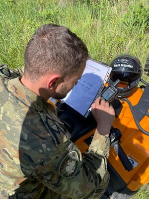 Funkcjonariusz na pojeździe ATV w terenie