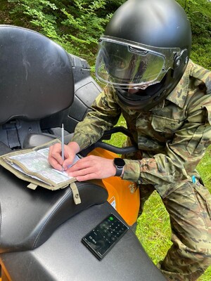 Funkcjonariusz na pojeździe ATV w terenie