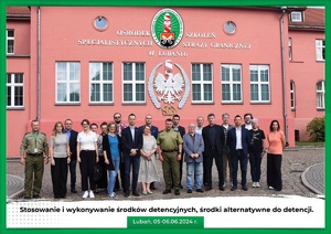Zdjęcie grupowe uczestników warsztatów. W tle budynek Ośrodka.