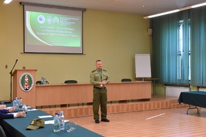 Funkcjonariusz SG podczas warsztatów w sali wykładowej