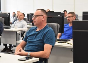 Uczestnicy szkolenia w trakcie zajęć w sali komputerowej